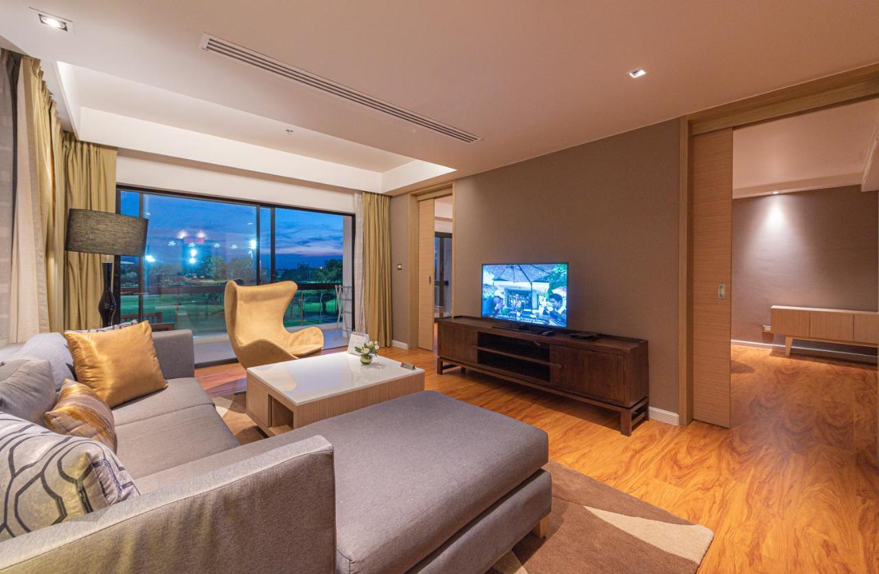 Summit Windmill Golf Suite Hotel At Suvarnabhumi Bangkok Dış mekan fotoğraf A living room in a suite at the hotel