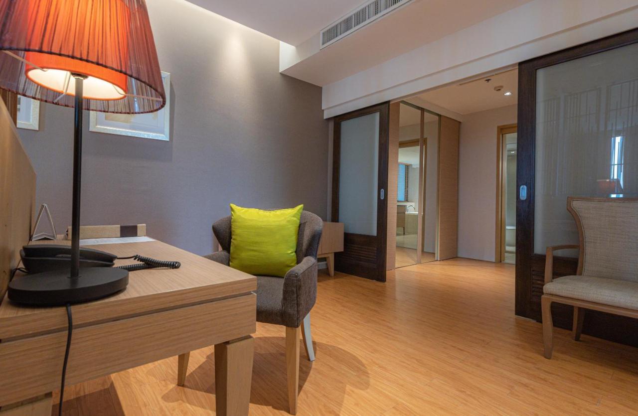 Summit Windmill Golf Suite Hotel At Suvarnabhumi Bangkok Dış mekan fotoğraf A room at the hotel