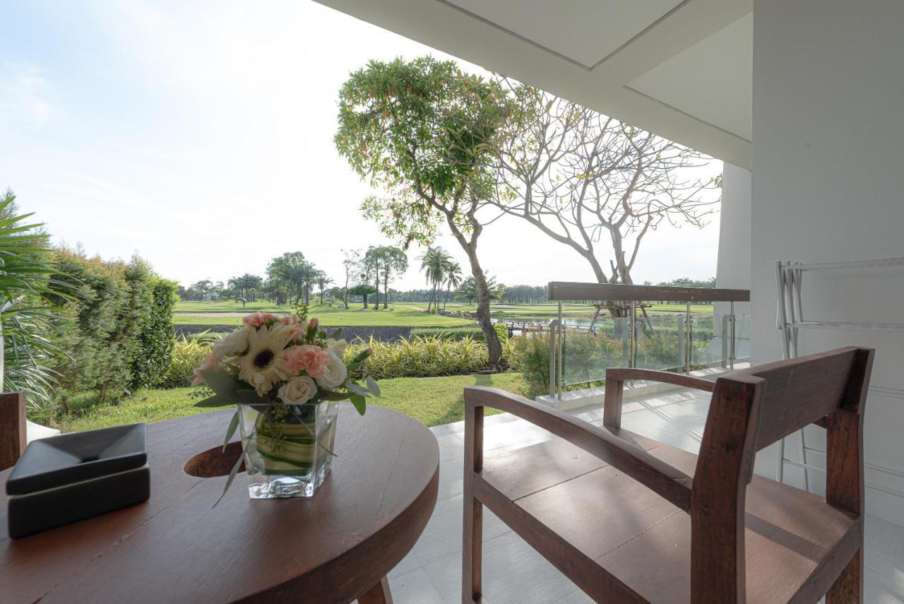 Summit Windmill Golf Suite Hotel At Suvarnabhumi Bangkok Dış mekan fotoğraf View from a room at the hotel