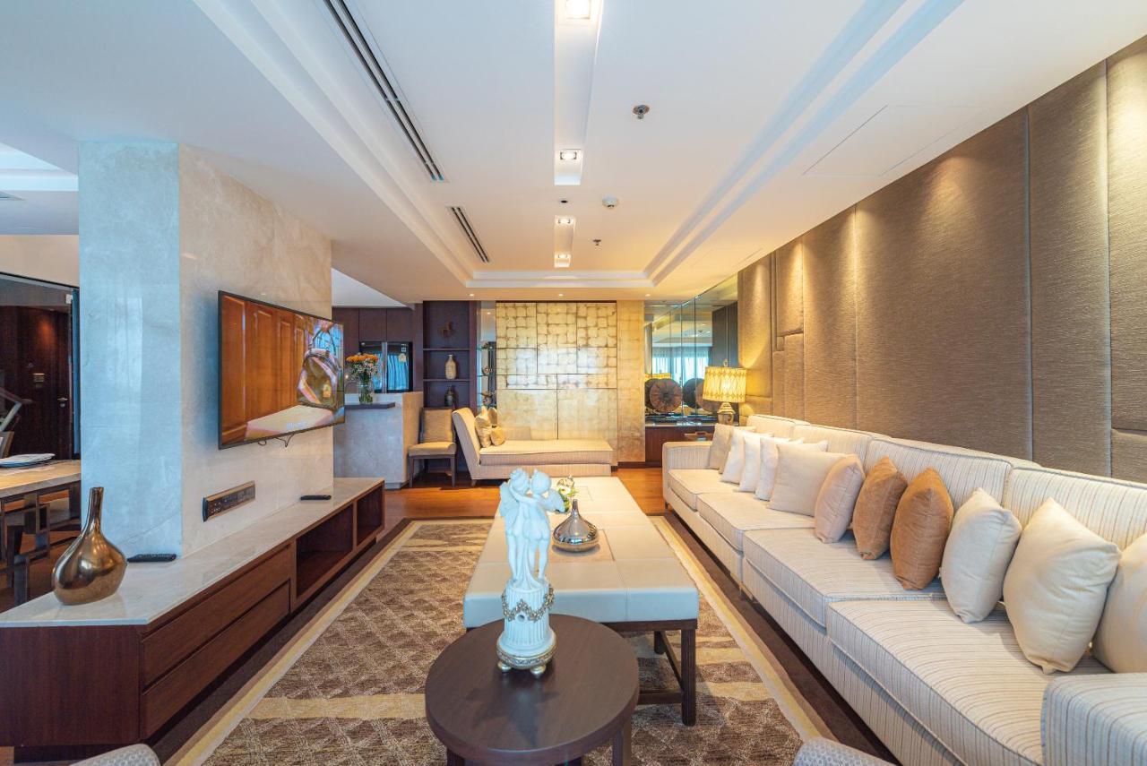 Summit Windmill Golf Suite Hotel At Suvarnabhumi Bangkok Dış mekan fotoğraf A living room in a luxury apartment