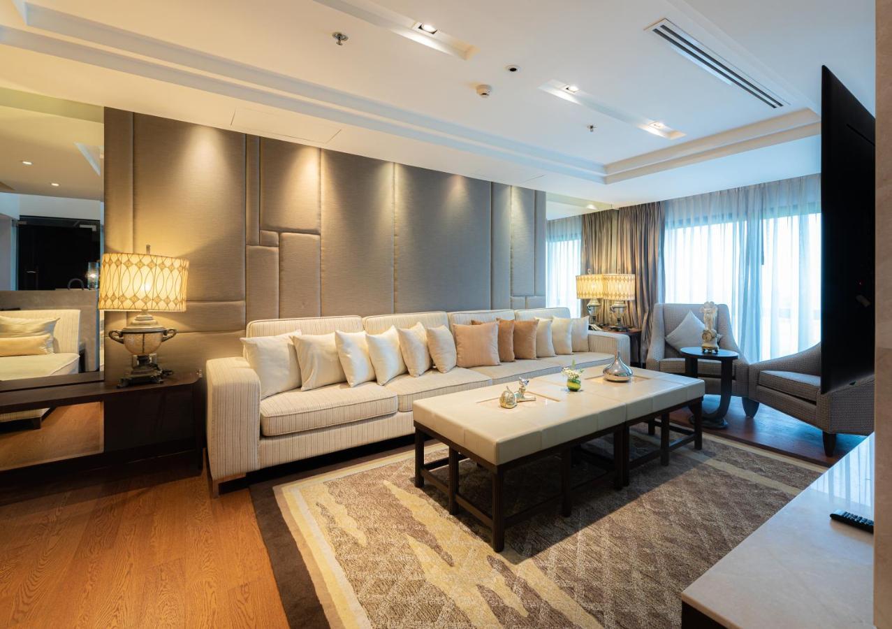 Summit Windmill Golf Suite Hotel At Suvarnabhumi Bangkok Dış mekan fotoğraf A living room in a suite at the Shangri-La Kuala Lumpur