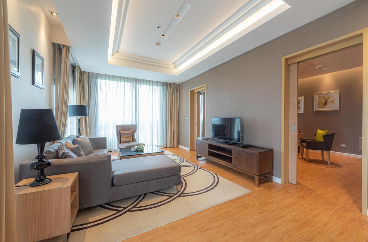 Summit Windmill Golf Suite Hotel At Suvarnabhumi Bangkok Dış mekan fotoğraf A living room in a suite at the hotel