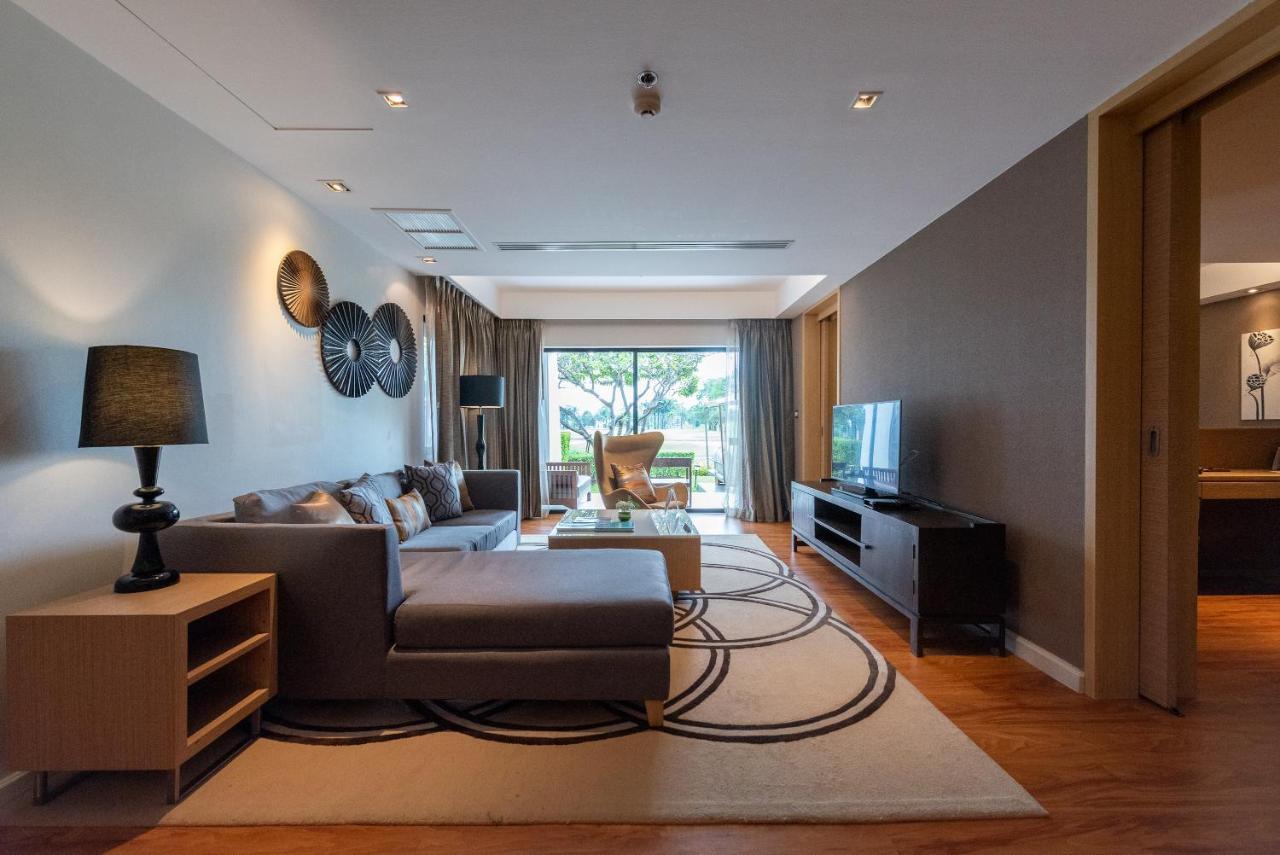 Summit Windmill Golf Suite Hotel At Suvarnabhumi Bangkok Dış mekan fotoğraf A living room in a condominium