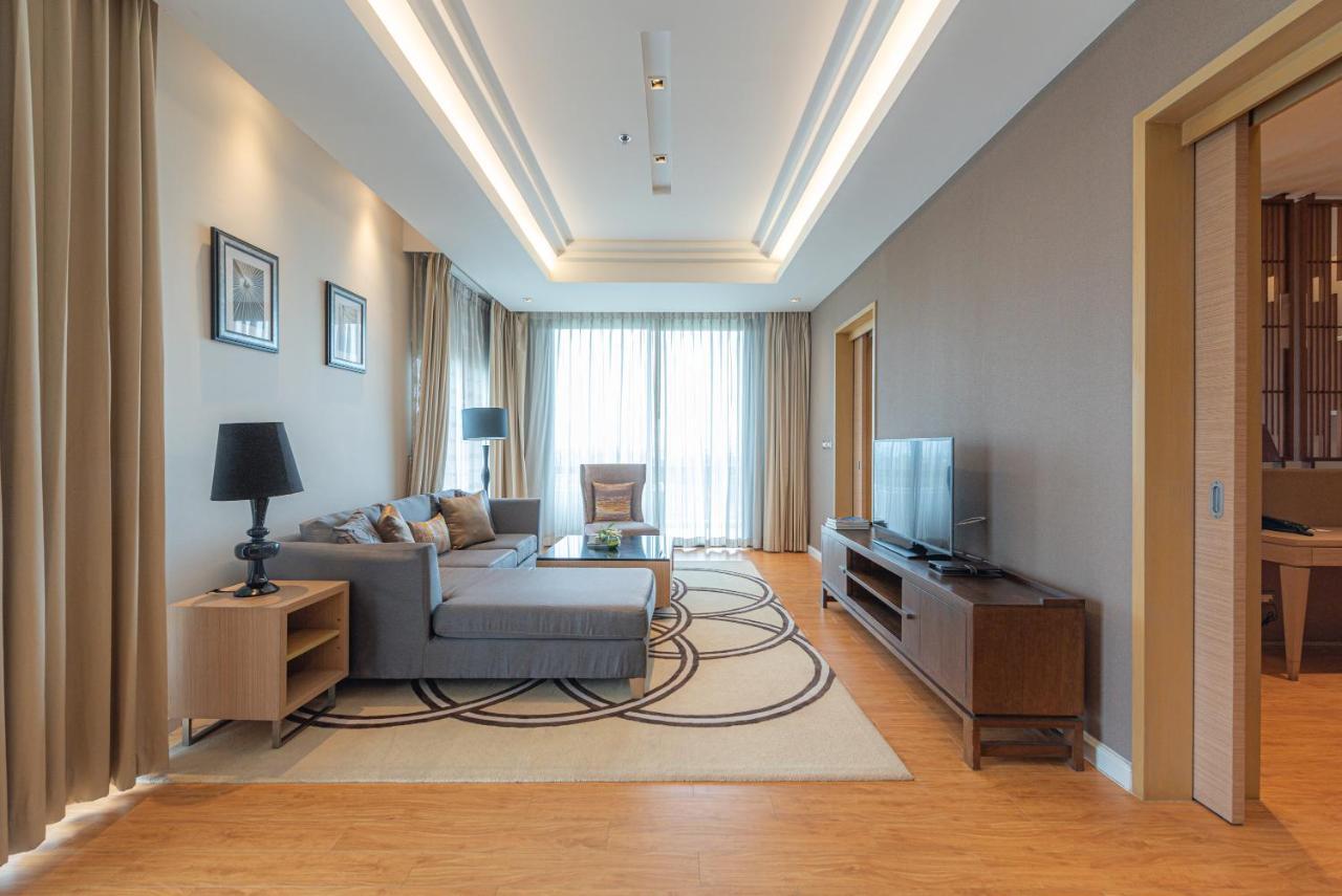 Summit Windmill Golf Suite Hotel At Suvarnabhumi Bangkok Dış mekan fotoğraf A living room in a suite at the hotel